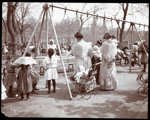 Vrouwen en kinderen bij de schommels op Arbor Day, Tompkins Square Park, New York, 1904